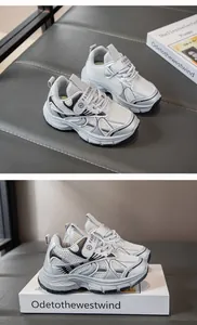 Vue latérale détaillée des baskets en maille argentée pour filles avec bride