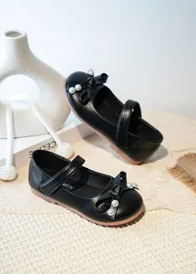 Vue détaillée de chaussures de princesse Mary Jane noires pour filles avec nœud en perles élégant