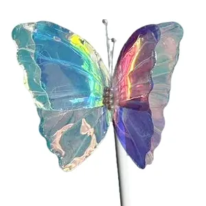 Vista ravvicinata di una decorazione a farfalla iridescente con ali olografiche traslucide