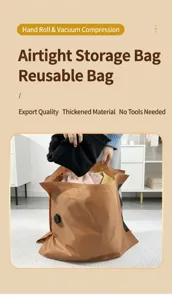 Detalle de cómo guardar ropa en una bolsa de almacenamiento al vacío marrón duradera