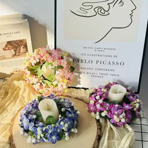 Dettaglio ghirlande di candele floreali per decorazione centrotavola elegante