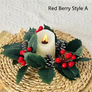 Vista detallada de una corona de velas navideñas con bayas rojas y piñas secas