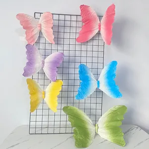 Vista detallada de seis clips de mariposa degradados en una rejilla metálica negra.