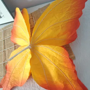 Detailansicht eines großen 3D-Papierschmetterlings für Hochzeitsdekorationen und Foto.