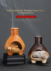 Dettaglio di mini bruciatori di incenso in ceramica per palo santo e salvia