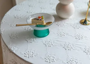 Détail d'une nappe en dentelle vintage française blanche avec broderies élégantes