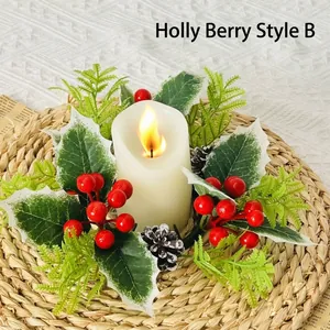 Detalle de corona para velas de Navidad con bayas rojas, hojas de acebo y piñas naturales