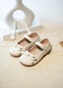 Vue détaillée de chaussures Mary Jane pour filles crème avec nœud en perles et semelle souple