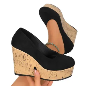 Elegantes salones de cuña en ante negro con plataforma de corcho y cómodo diseño slip-on