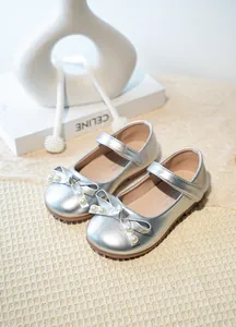 Vue détaillée des chaussures de princesse argentées pour filles avec noeud perlé