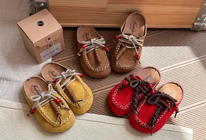 Gedetailleerd overzicht van vintage suède klompen voor kinderen in drie kleuren