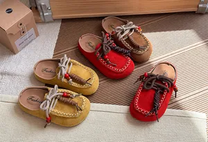 Detailoverzicht van retro Birkenstock-stijl muiltjes voor kinderen met kralen in kleuren.