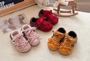 Retro kindersneakers met decoratieve strikjes in de kleuren rood, roze en geel voor de herfst