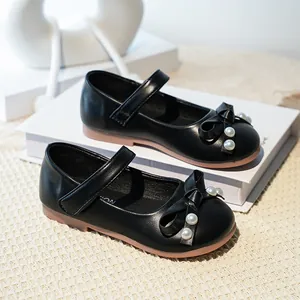 Chaussures Mary Jane noires élégantes pour filles avec nœuds en perles et semelles souples.