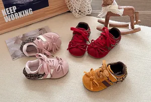Collectie suède kindersneakers met schattige strikdetails verkrijgbaar in diverse kleuren