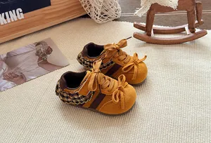 Gele meisjessneakers met ruches en strikaccent in detailweergave