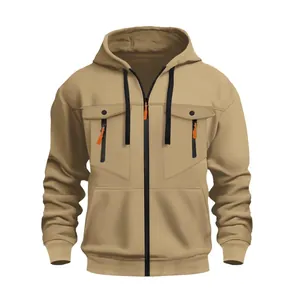 Sweat à capuche zippé kaki pour homme avec poches multiples et tirettes orange.