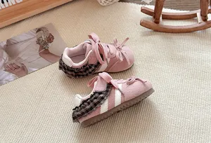 Roze kindersneakers met ruches, strikveters en dikke rubberen zolen voor meisjes