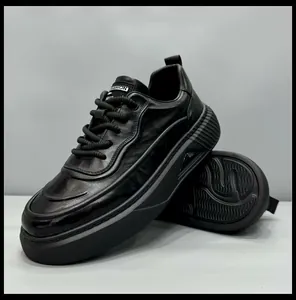 Vue détaillée de baskets décontractées en cuir noir pour hommes avec semelles épaisses.