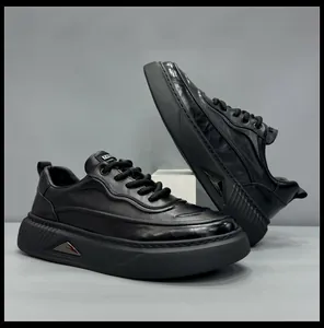 Vue détaillée de baskets en cuir noir de qualité pour hommes avec des semelles compensées épaisses