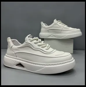 Vue latérale de baskets en cuir véritable blanc pour hommes avec semelles épaisses et détails