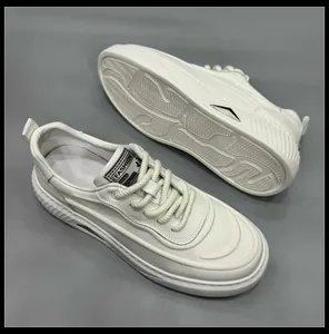 Détail de baskets en cuir blanc pour hommes montrant la semelle épaisse et la tige surpiquée.