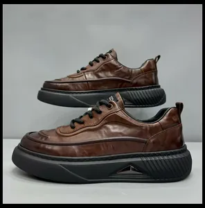 Vue de profil de chaussures en cuir marron pour hommes avec semelle épaisse et décor