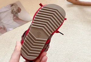 Gedetailleerde weergave van de antislip rubberen zool voor rode kindersneakers, maat 23