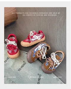 Baskets à semelles souples pour tout-petits avec un design écossais élégant en rouge et brun