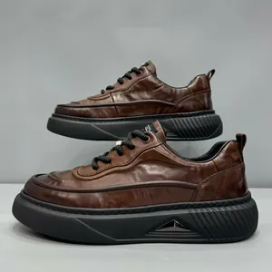 Chaussures décontractées pour hommes en cuir marron avec semelle plateforme noire