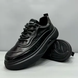 Baskets élégantes en cuir noir pour hommes avec semelle épaisse et design de style anglais