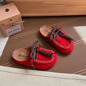 Retro rode kinder instappantoffels in Birkenstock-stijl van mat suède leer