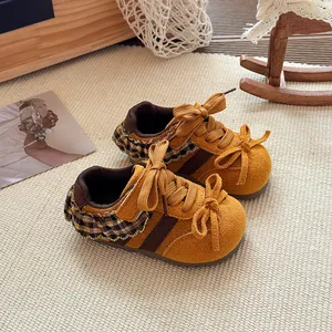 Mosterdgele kindersneakers met geruite ruches en schattige decoratieve strikdetails