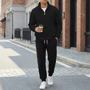 Vista dettagliata della tuta nera da uomo con giacca con zip e pantaloni sportivi.