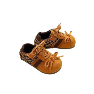 Meisjes sneakers in mosterdgeel met kantdetails en strikjes voor de herfst