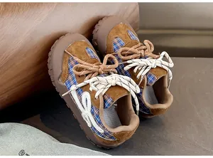 Vue détaillée des baskets à carreaux pour enfants avec semelles en caoutchouc souple.