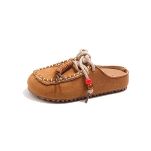Pantuflas vintage de ante marrón para niñas con detalles de cordones y cuentas