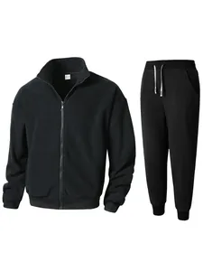 Vista dettagliata della tuta in pile nero con giacca con cerniera e pantaloni coordinati
