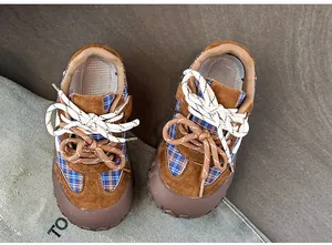 Baskets en daim marron pour tout-petits avec détails à carreaux bleus et blancs