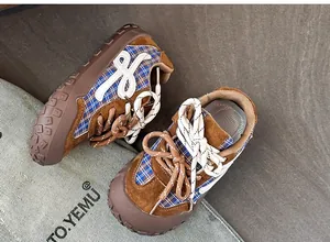 Vue détaillée de baskets pour tout-petits en daim marron et tissu à carreaux avec lacets épais
