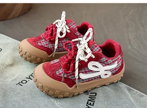 Vue détaillée de baskets rouges à carreaux pour tout-petits avec semelles souples