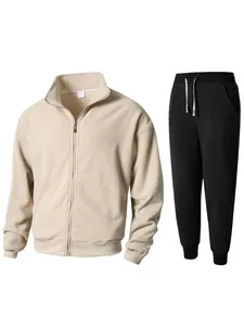 Vista dettagliata di un set di tuta in pile beige e nera a due pezzi con zip