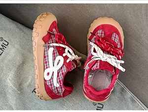 Gros plan de baskets pour tout-petits à carreaux rouges avec semelles antidérapantes
