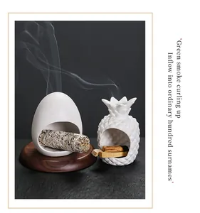 Keramische wierookbranders ananas- en eivorm voor Palo Santo en witte salie bundel.