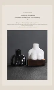 Detaillierte Ansicht der Räucherstäbchenhalter aus Keramik in Torso-Form, Schwarz-Weiß