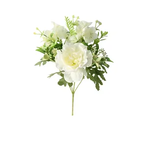 Detailansicht eines weißen künstlichen Pfingstrosenstraußes für elegante Hochzeitsdeko