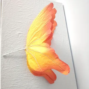 Detailaufnahme eines großen 3D-Schmetterlingsflügels aus Papier für Schaufensterdeko
