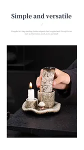 Detalle del portainciensos de cerámica con vela y un atado de salvia blanca natural