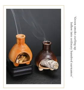 Primo piano artistico di un mini bruciatore in ceramica con dettaglio fumo di salvia