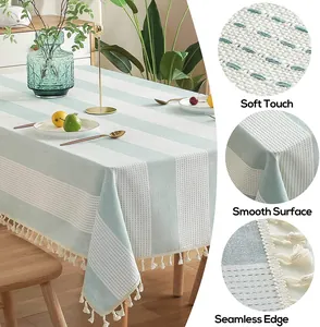 Vues détaillées montrant la texture tissée douce en lin et coton et le bord à glands